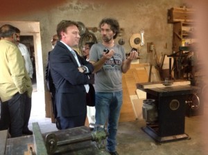 Nederlandse ambassadeur bezoekt vlinderwerkplaats Radboud Spruit Grafkisten