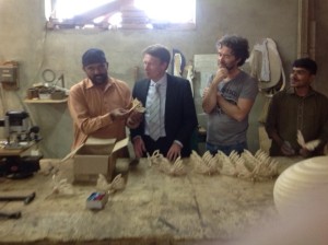 Nederlandse ambassadeur bezoekt vlinderwerkplaats Radboud Spruit Grafkisten