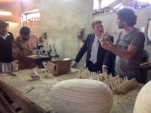 Nederlandse ambassadeur bezoekt vlinderwerkplaats Radboud Spruit Grafkisten