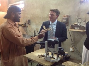 Nederlandse ambassadeur bezoekt vlinderwerkplaats Radboud Spruit Grafkisten